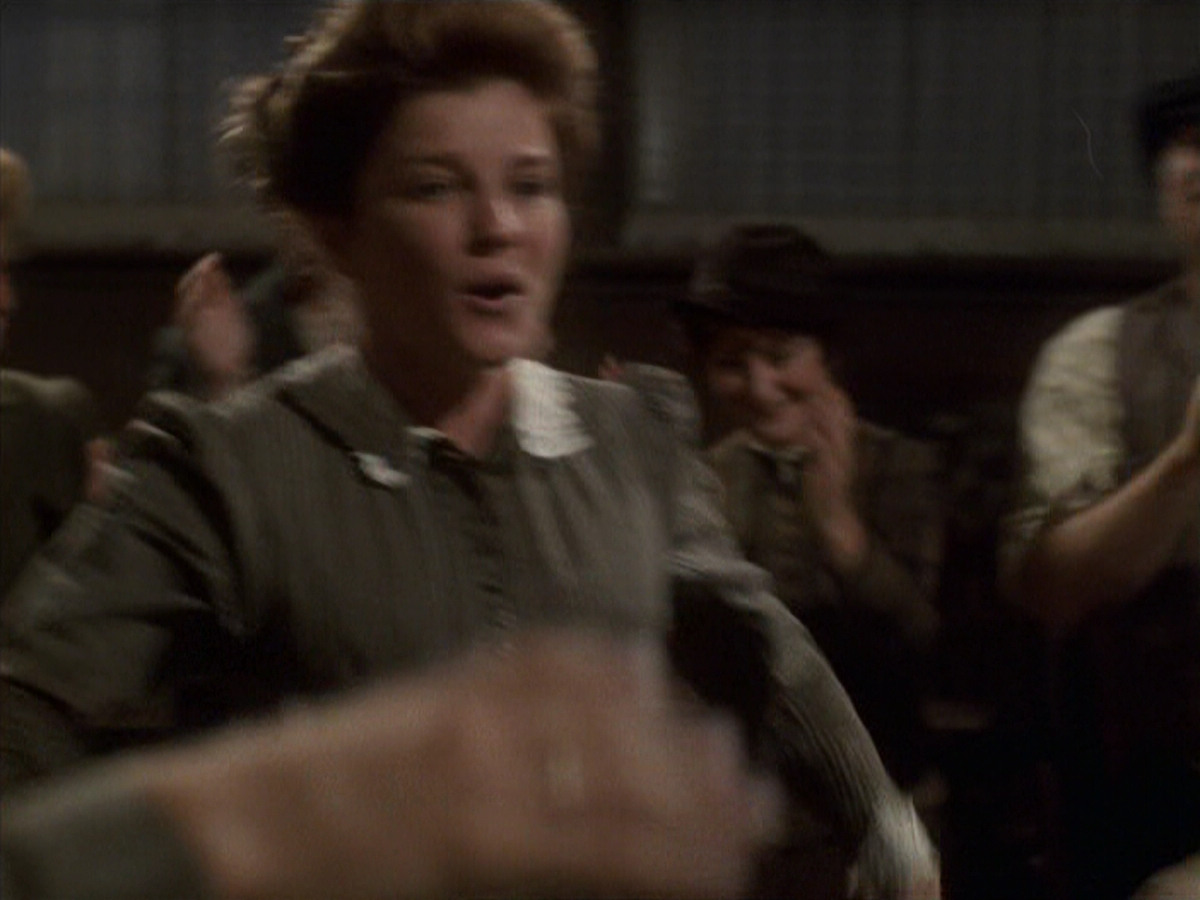 extant_StarTrek_VOY_6x11-FairHaven_02175.jpg