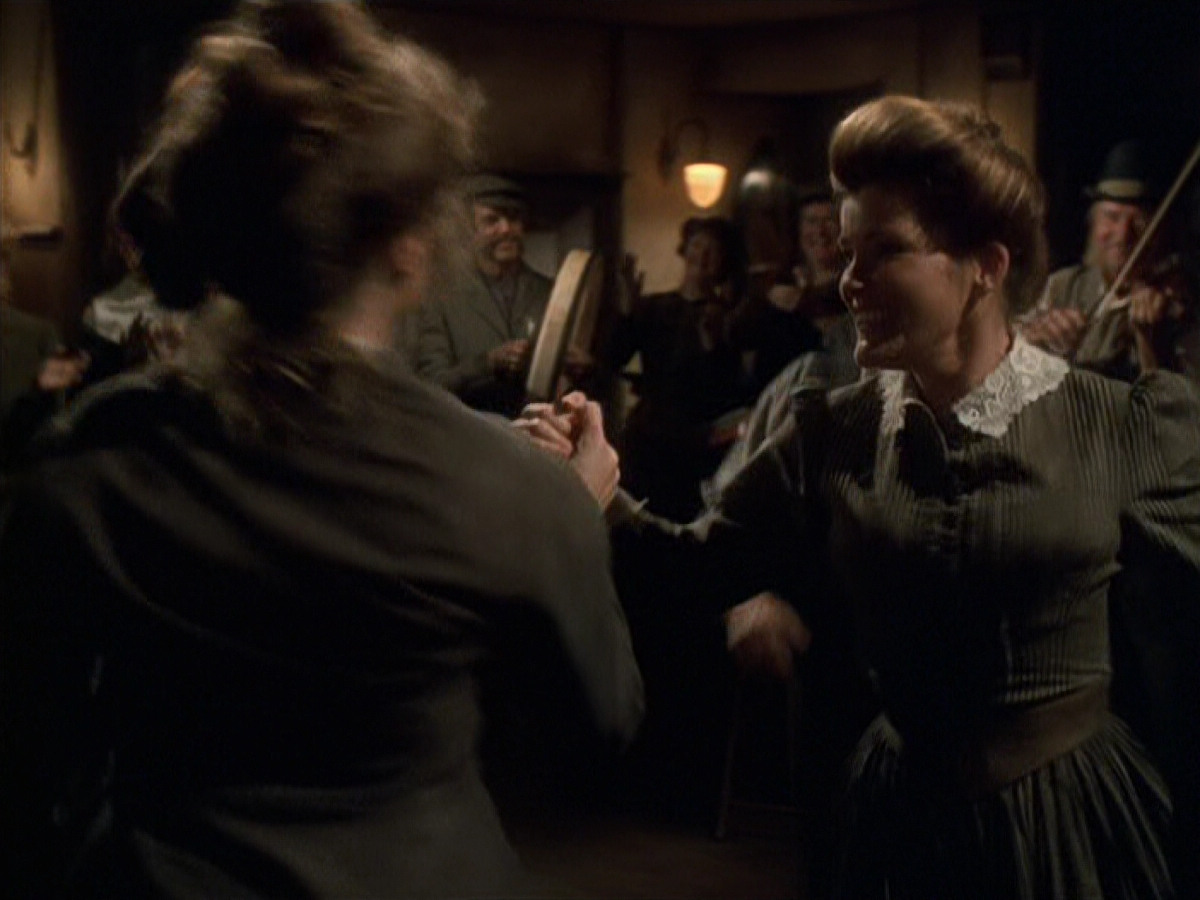 extant_StarTrek_VOY_6x11-FairHaven_02178.jpg