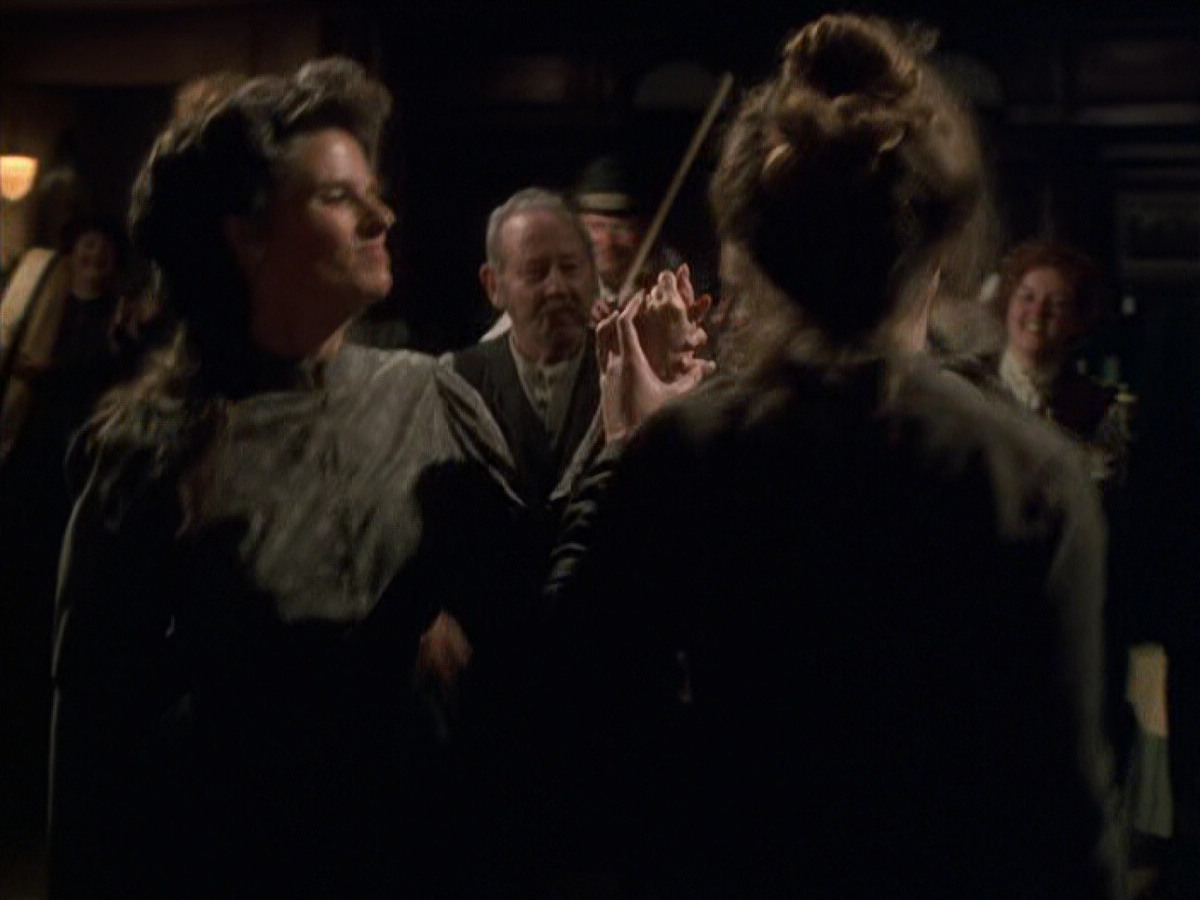 extant_StarTrek_VOY_6x11-FairHaven_02180.jpg