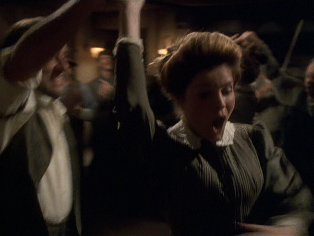 extant_StarTrek_VOY_6x11-FairHaven_02183.jpg