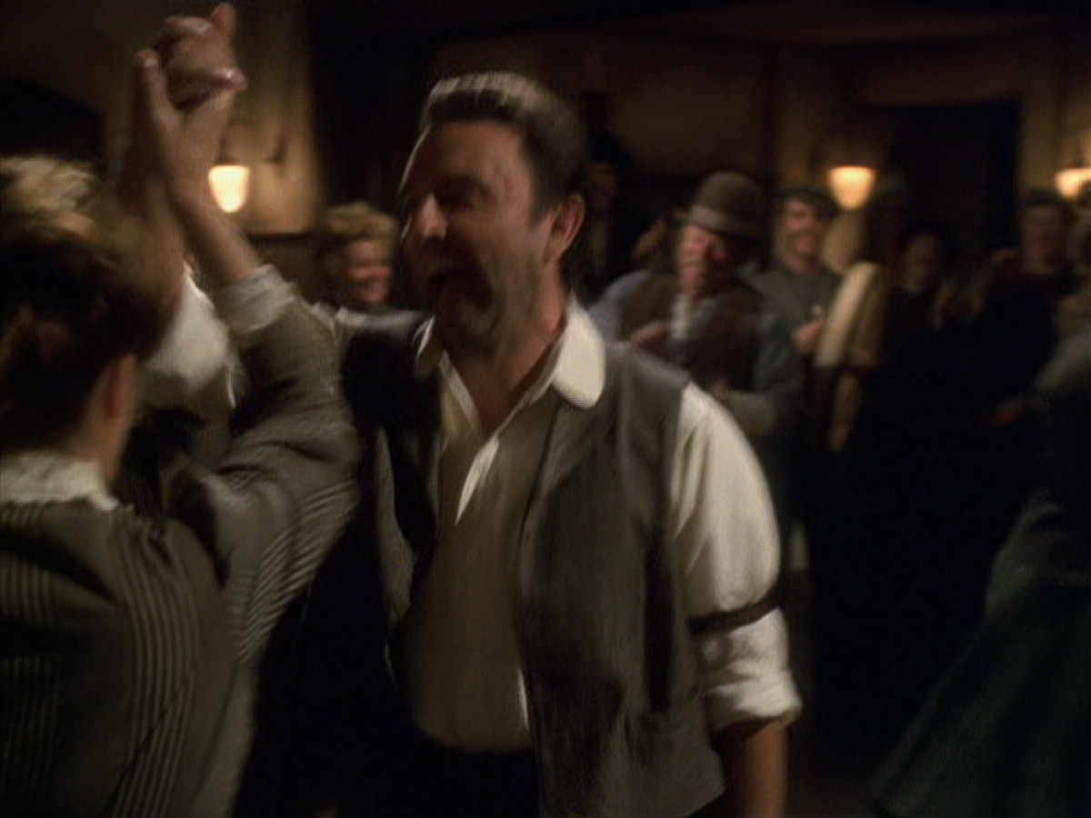 extant_StarTrek_VOY_6x11-FairHaven_02184.jpg