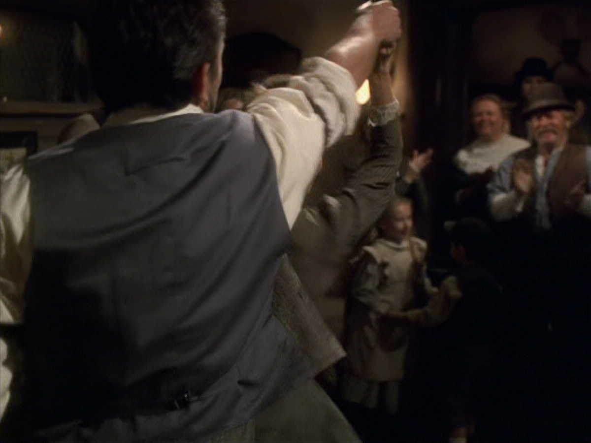 extant_StarTrek_VOY_6x11-FairHaven_02186.jpg