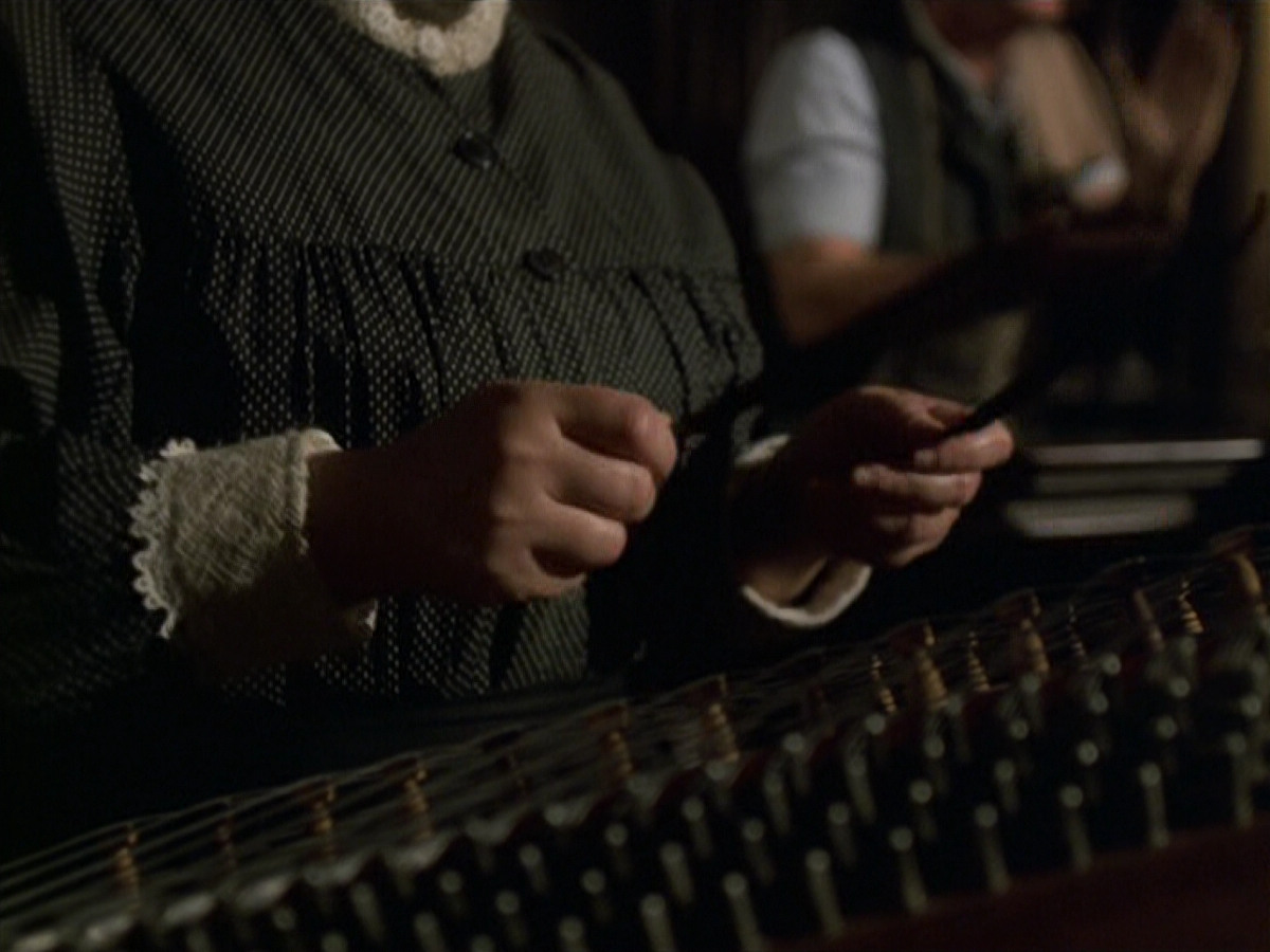 extant_StarTrek_VOY_6x11-FairHaven_02191.jpg