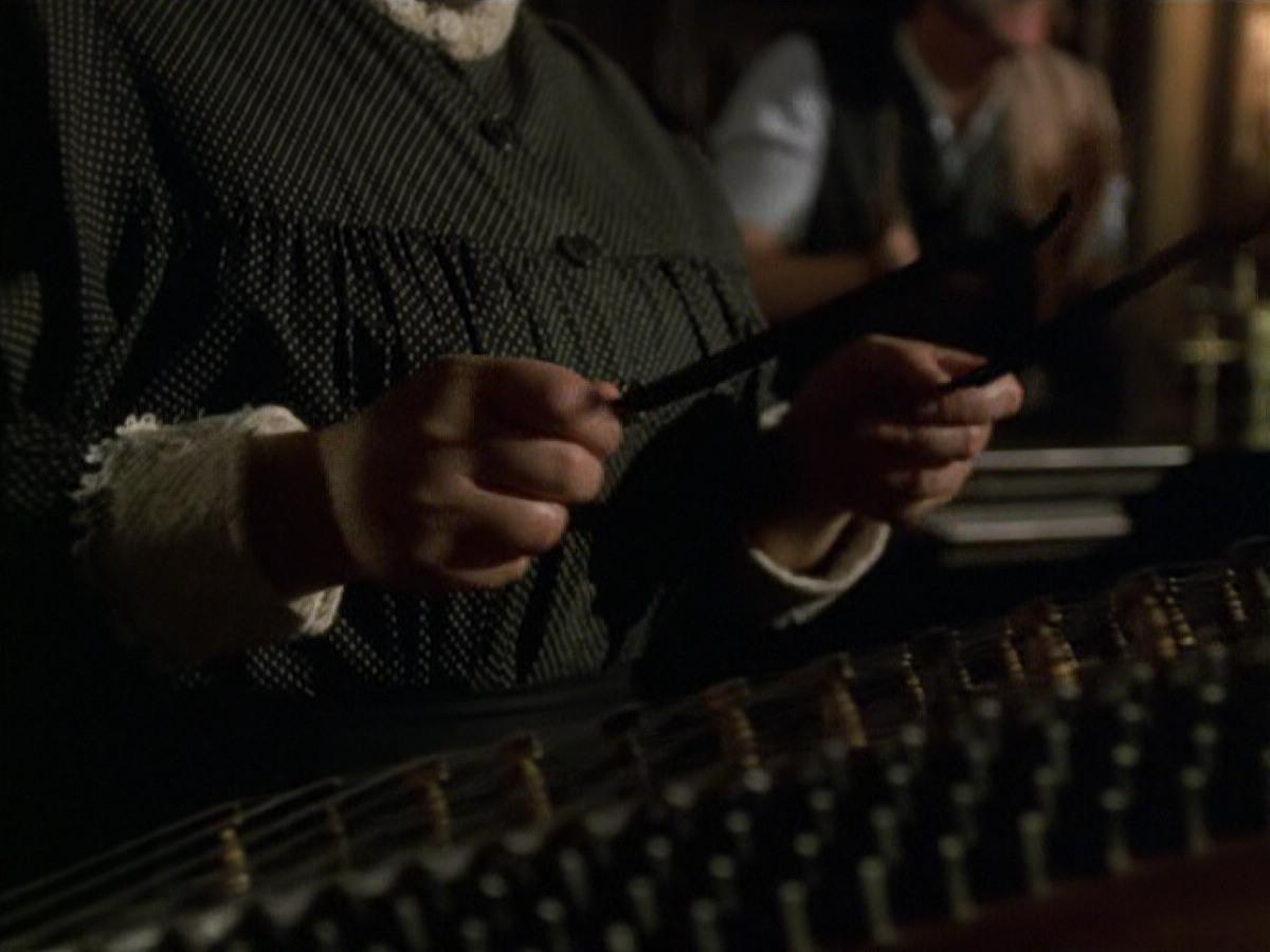 extant_StarTrek_VOY_6x11-FairHaven_02192.jpg