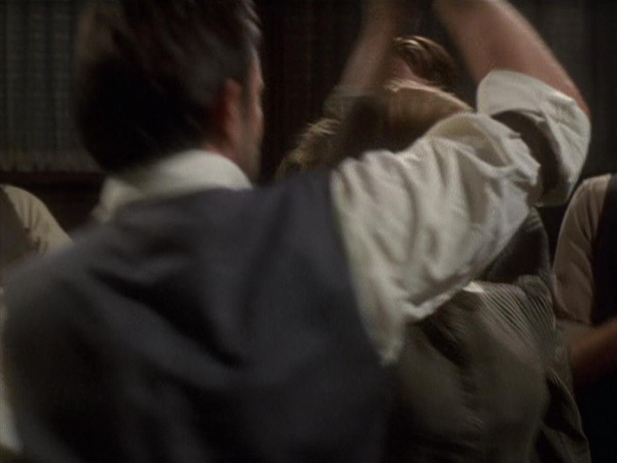 extant_StarTrek_VOY_6x11-FairHaven_02201.jpg