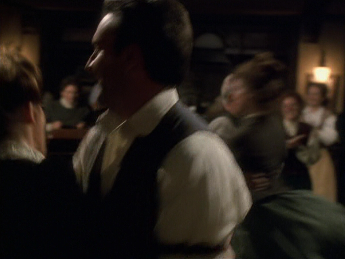 extant_StarTrek_VOY_6x11-FairHaven_02209.jpg