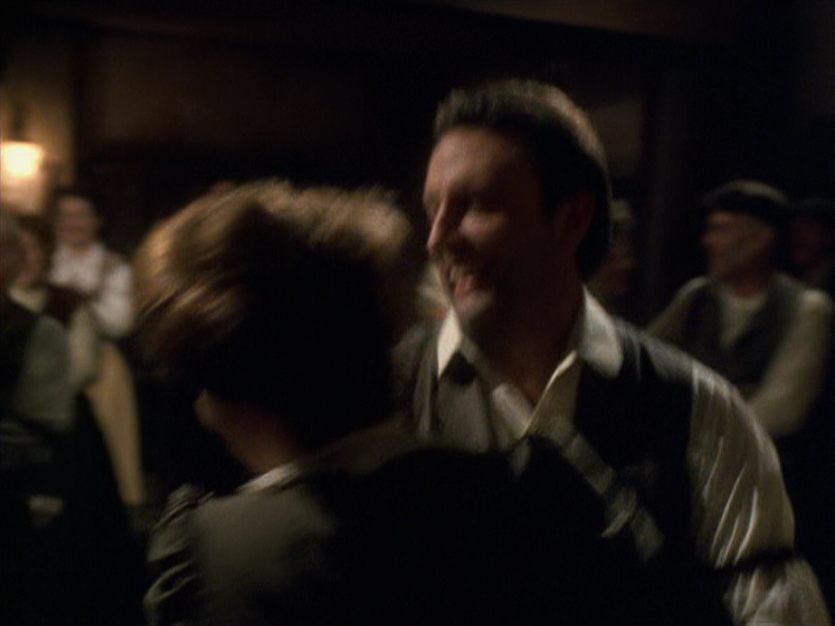 extant_StarTrek_VOY_6x11-FairHaven_02211.jpg