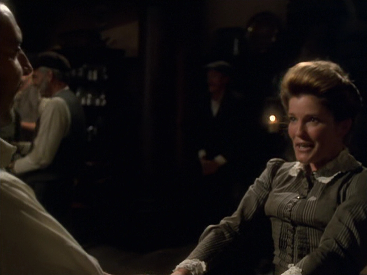 extant_StarTrek_VOY_6x11-FairHaven_02216.jpg
