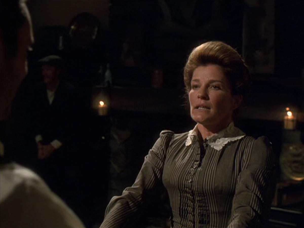 extant_StarTrek_VOY_6x11-FairHaven_02218.jpg
