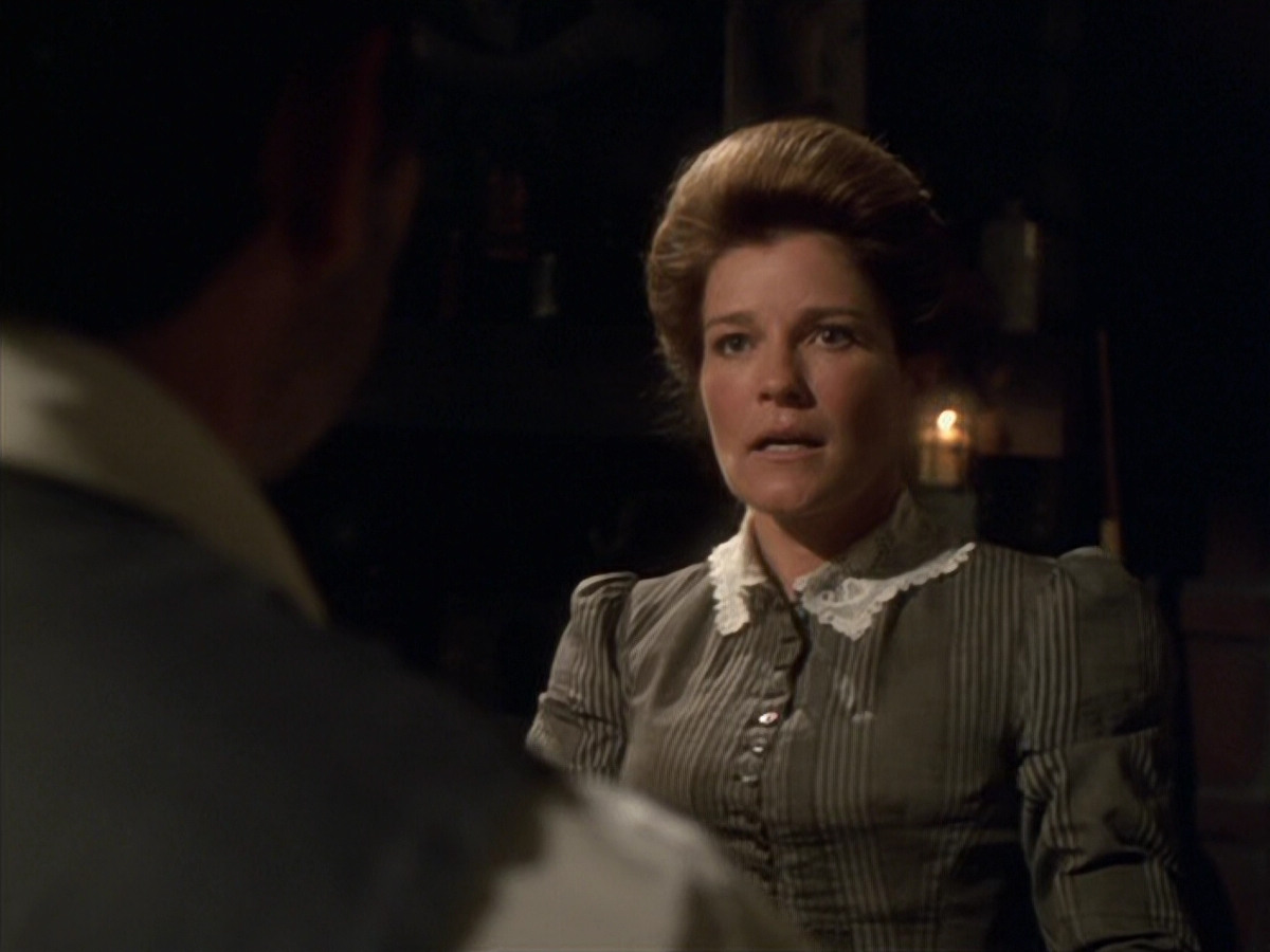 extant_StarTrek_VOY_6x11-FairHaven_02228.jpg