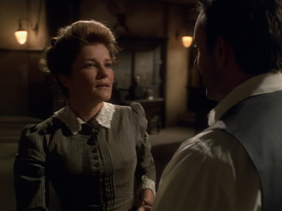 extant_StarTrek_VOY_6x11-FairHaven_02235.jpg