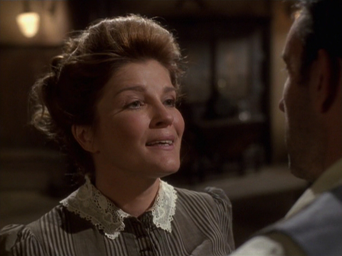 extant_StarTrek_VOY_6x11-FairHaven_02251.jpg