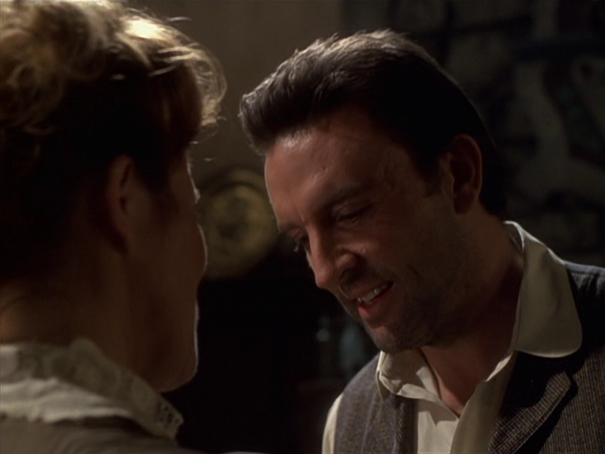 extant_StarTrek_VOY_6x11-FairHaven_02253.jpg