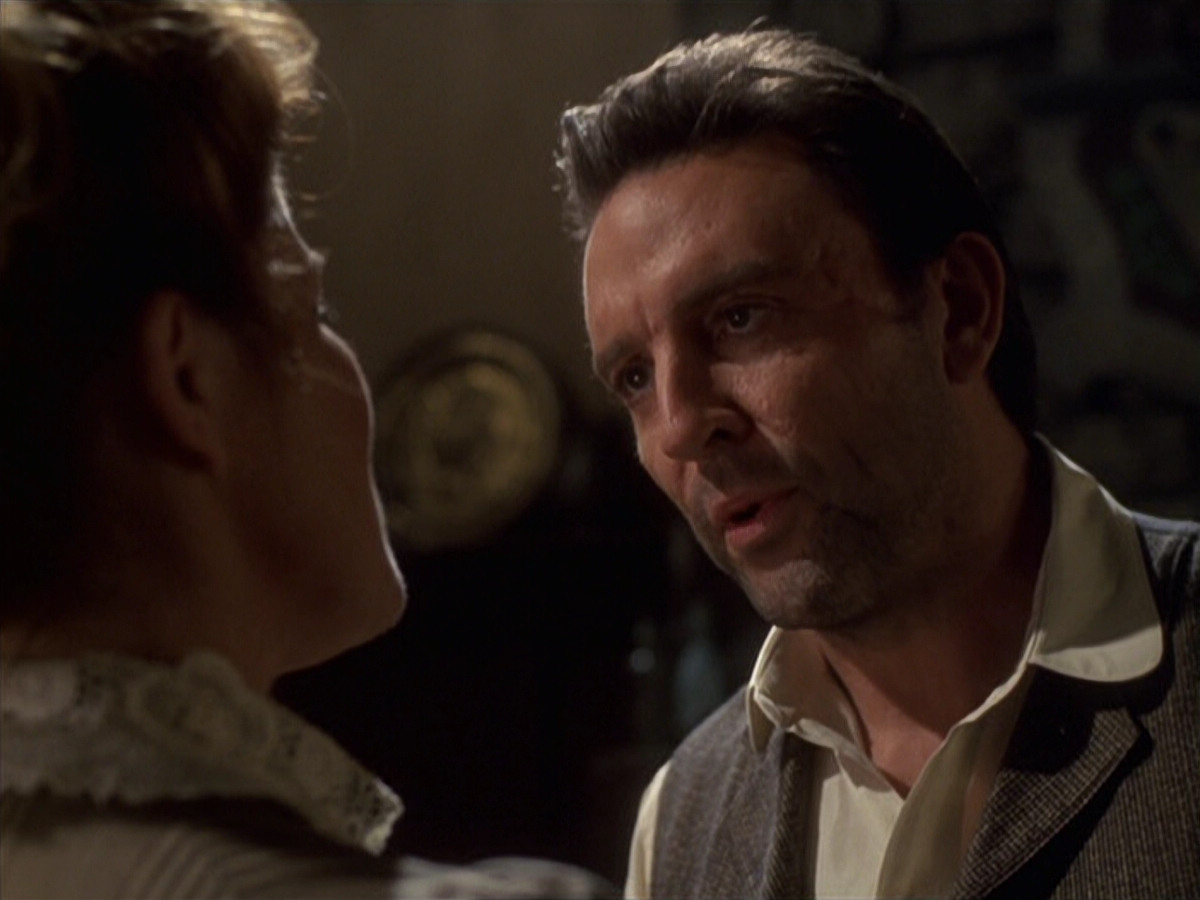 extant_StarTrek_VOY_6x11-FairHaven_02256.jpg