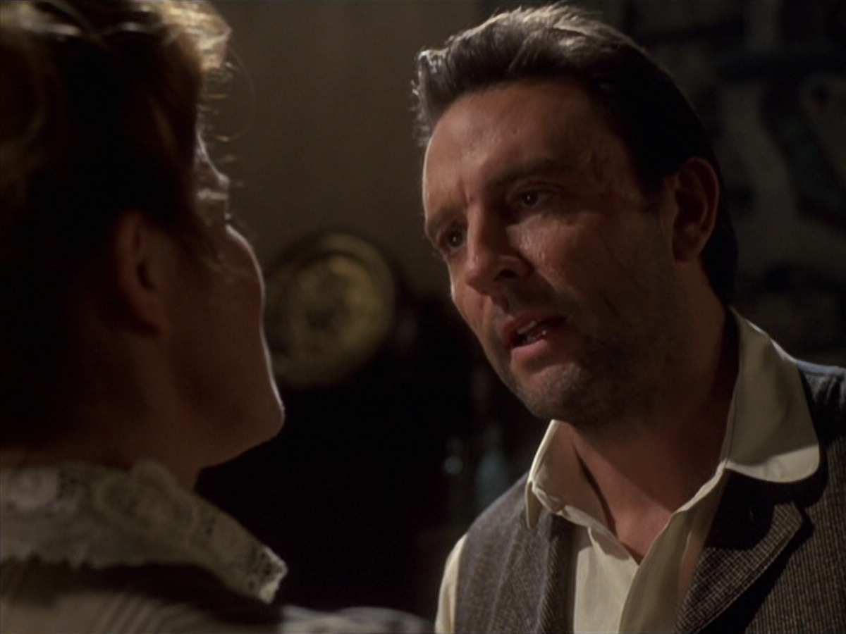 extant_StarTrek_VOY_6x11-FairHaven_02257.jpg