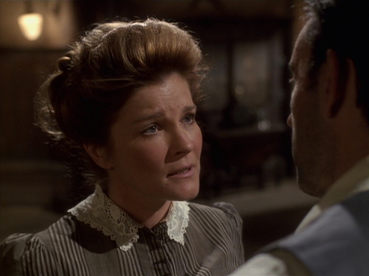 extant_StarTrek_VOY_6x11-FairHaven_02264.jpg