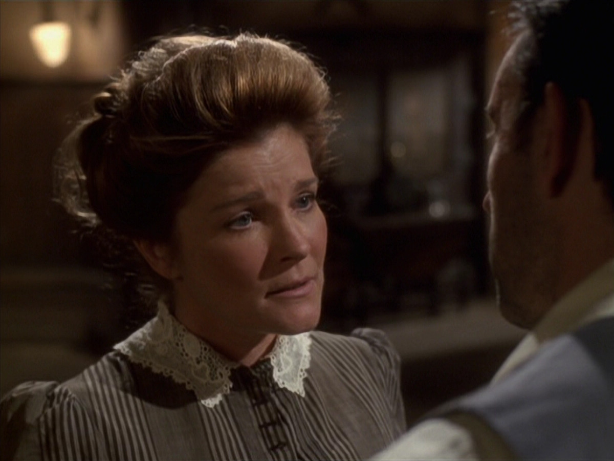 extant_StarTrek_VOY_6x11-FairHaven_02265.jpg