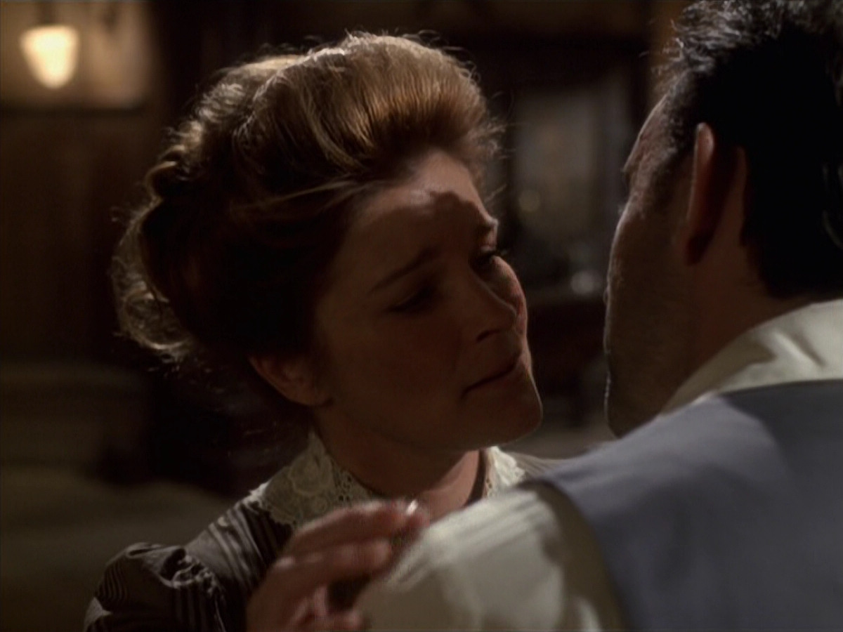 extant_StarTrek_VOY_6x11-FairHaven_02270.jpg