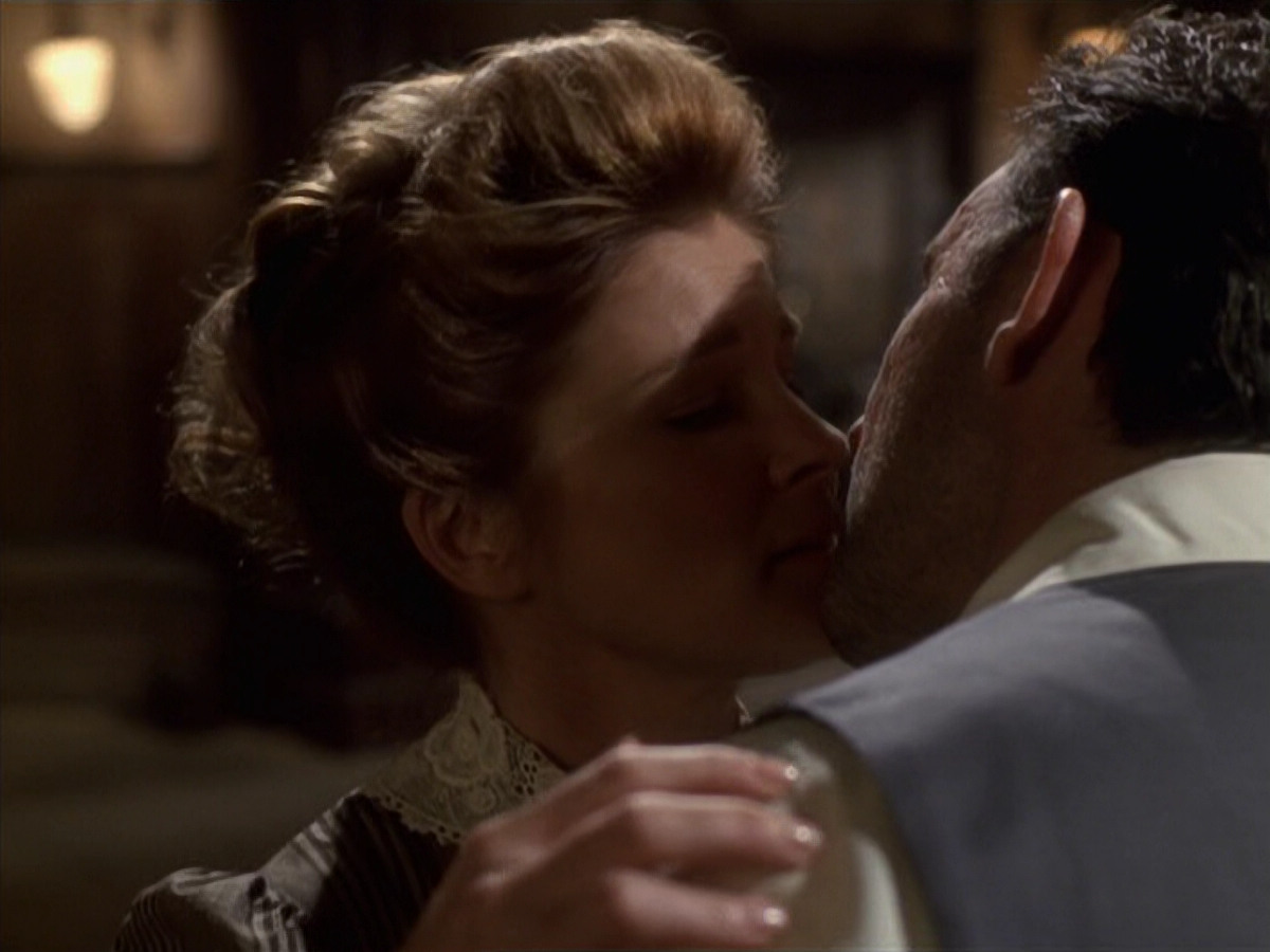 extant_StarTrek_VOY_6x11-FairHaven_02271.jpg