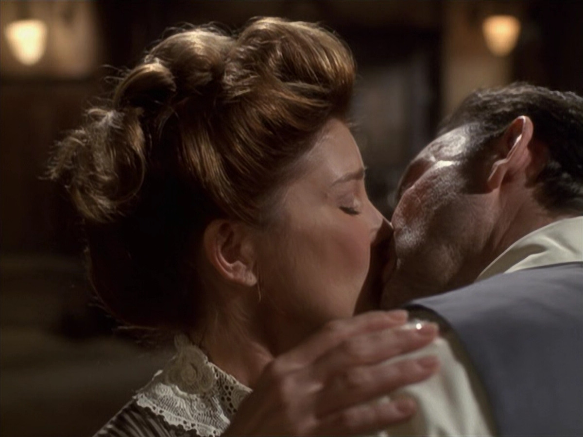 extant_StarTrek_VOY_6x11-FairHaven_02274.jpg