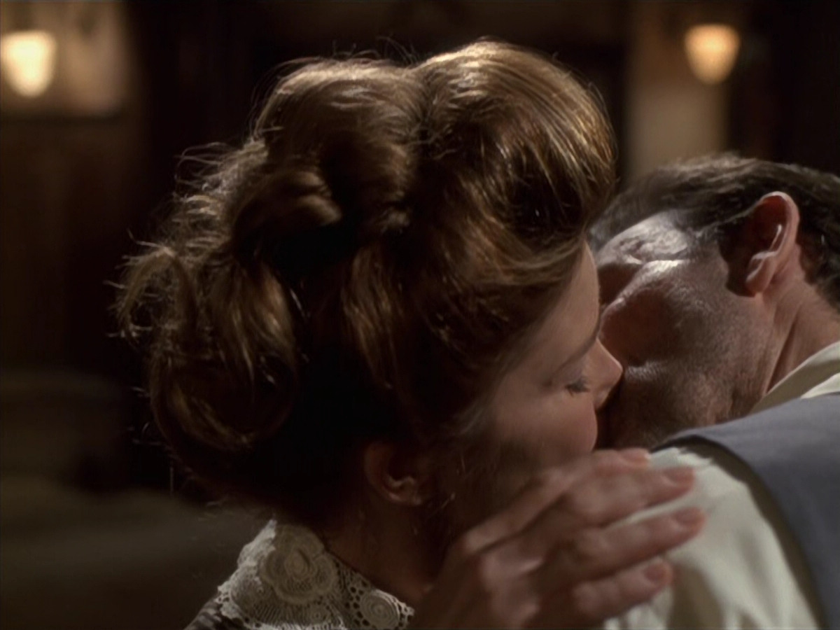 extant_StarTrek_VOY_6x11-FairHaven_02276.jpg