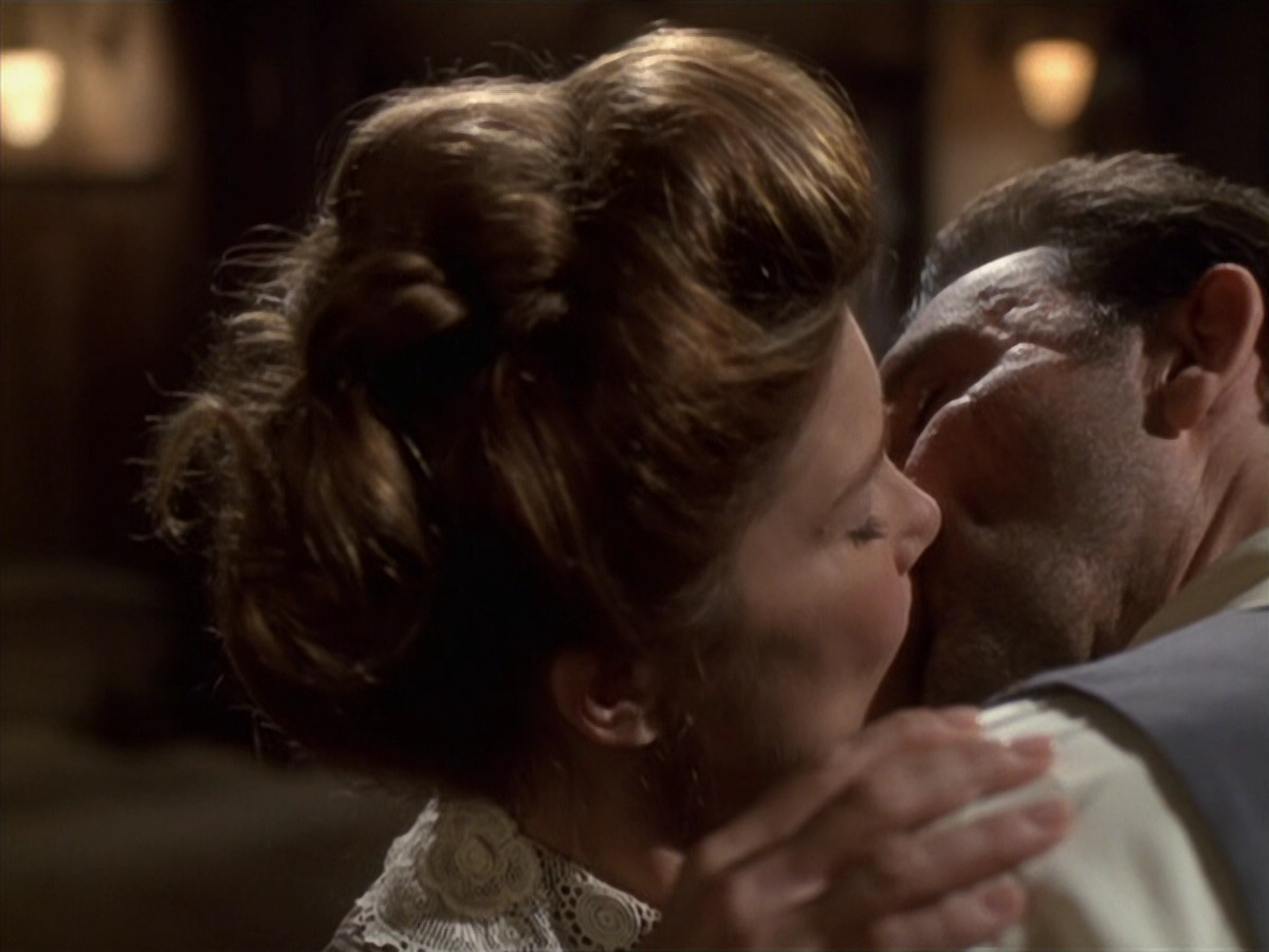 extant_StarTrek_VOY_6x11-FairHaven_02277.jpg