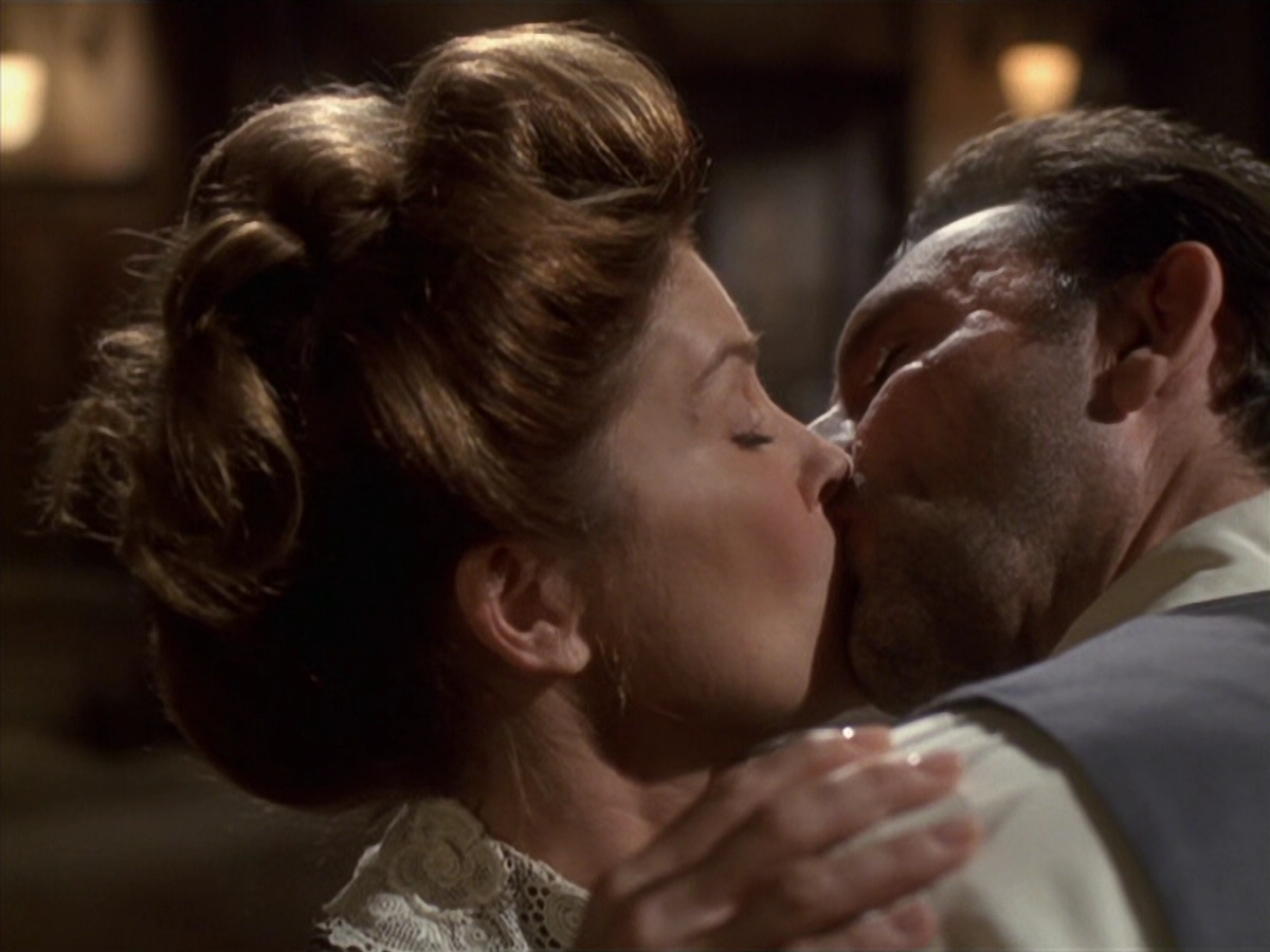 extant_StarTrek_VOY_6x11-FairHaven_02279.jpg