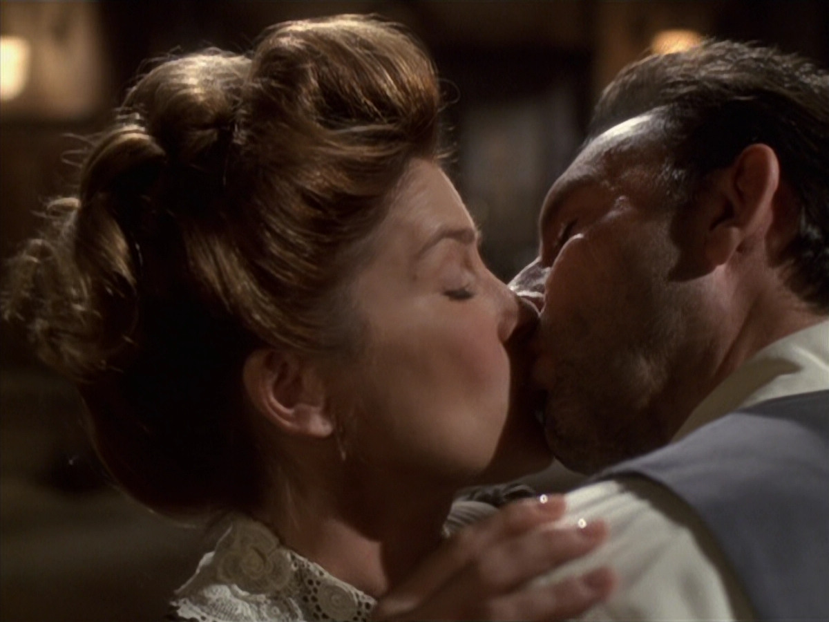 extant_StarTrek_VOY_6x11-FairHaven_02280.jpg