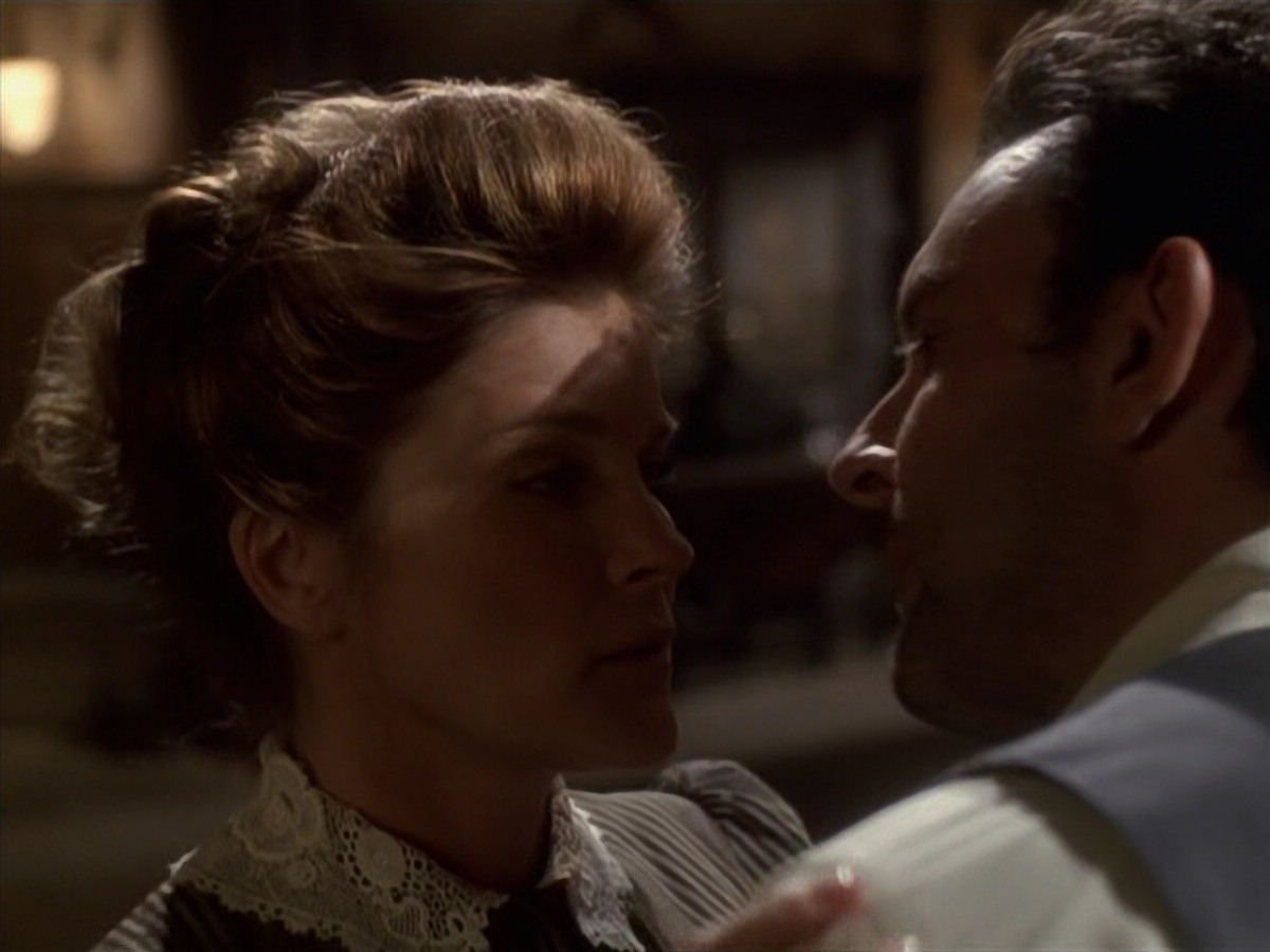 extant_StarTrek_VOY_6x11-FairHaven_02281.jpg