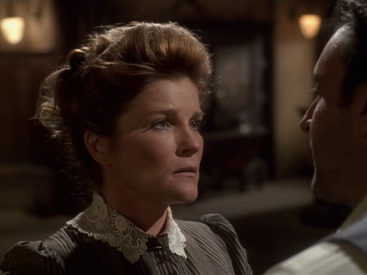 extant_StarTrek_VOY_6x11-FairHaven_02282.jpg
