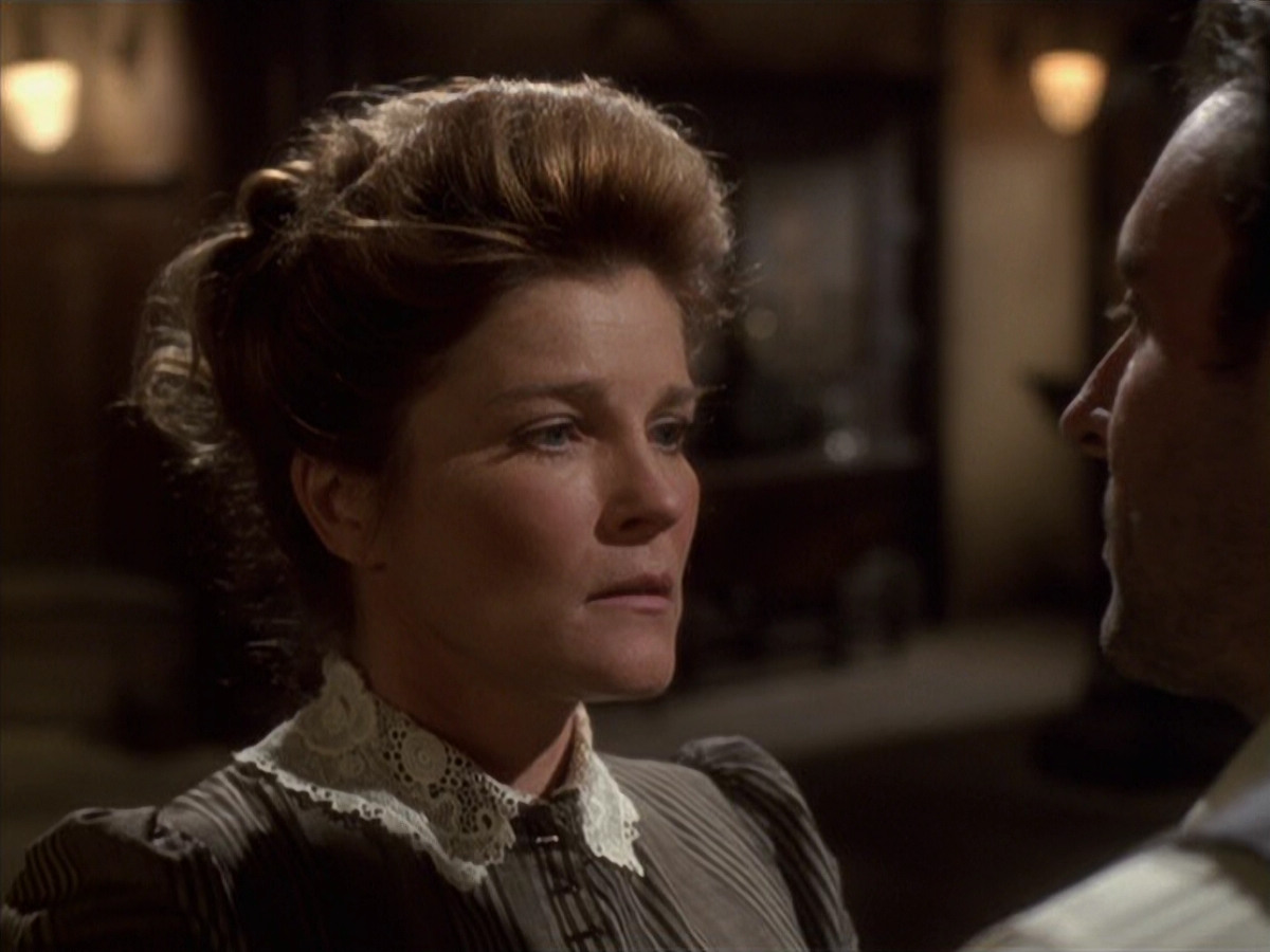 extant_StarTrek_VOY_6x11-FairHaven_02283.jpg