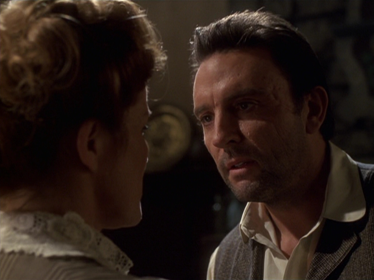 extant_StarTrek_VOY_6x11-FairHaven_02284.jpg