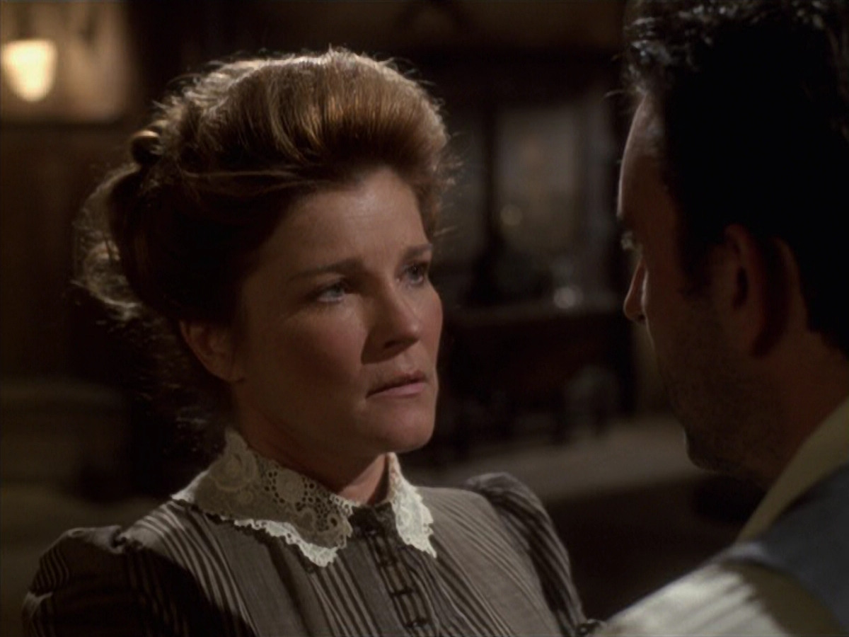 extant_StarTrek_VOY_6x11-FairHaven_02288.jpg