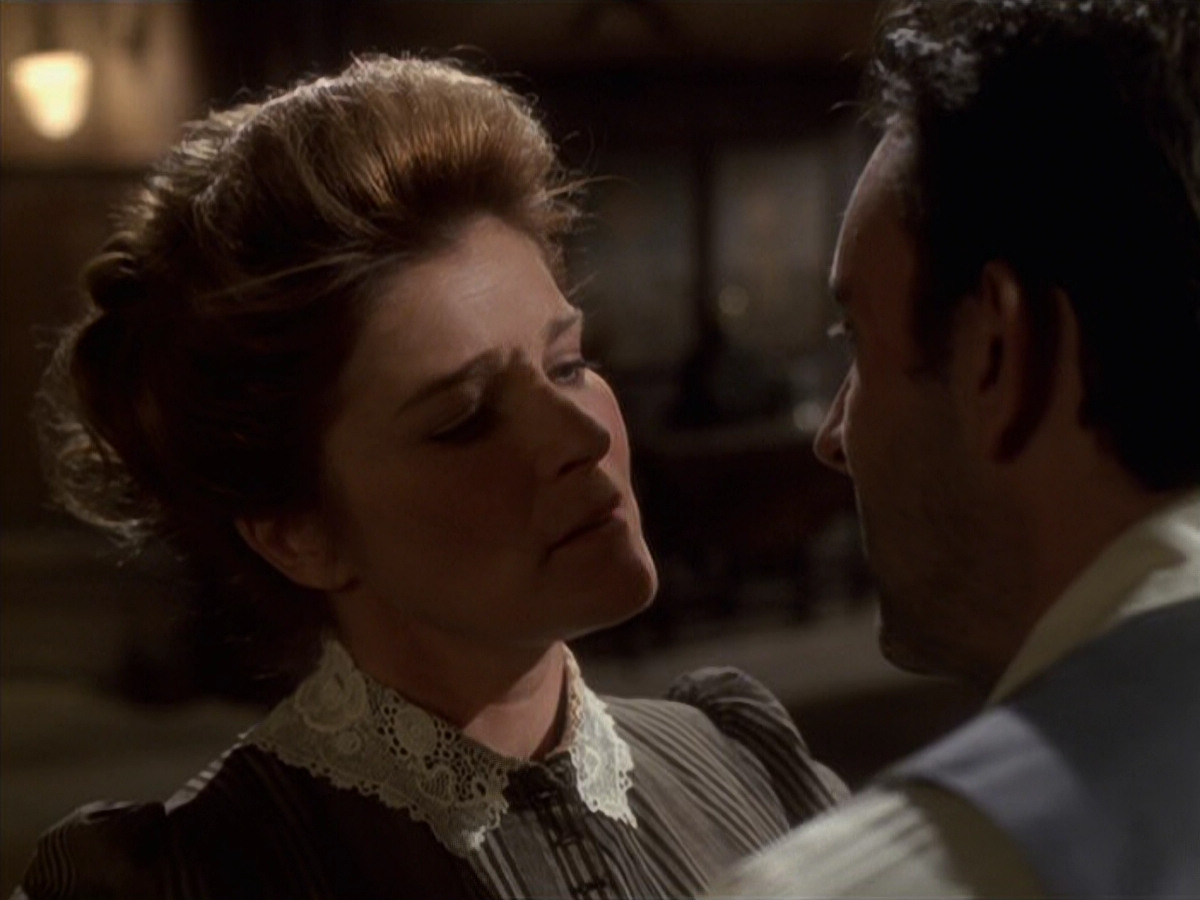 extant_StarTrek_VOY_6x11-FairHaven_02297.jpg