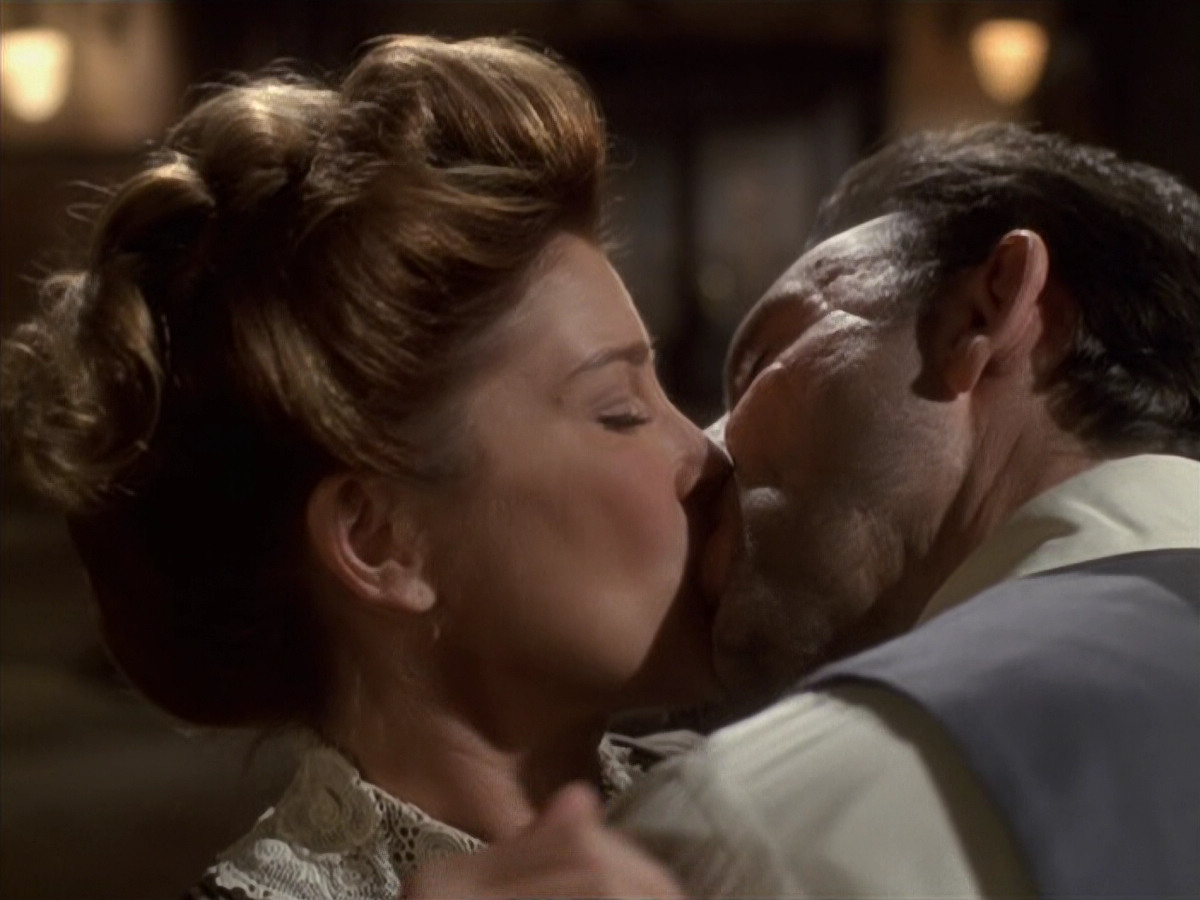 extant_StarTrek_VOY_6x11-FairHaven_02299.jpg