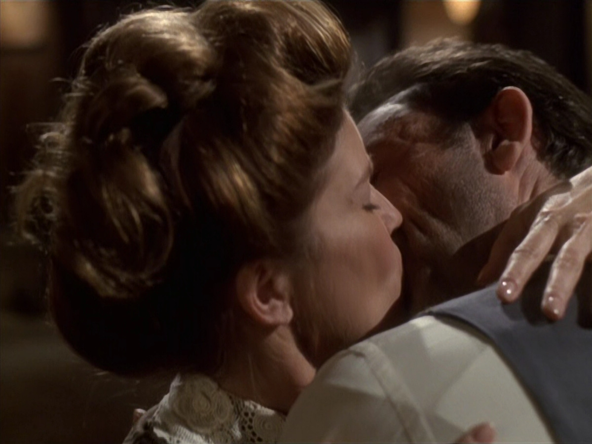 extant_StarTrek_VOY_6x11-FairHaven_02302.jpg