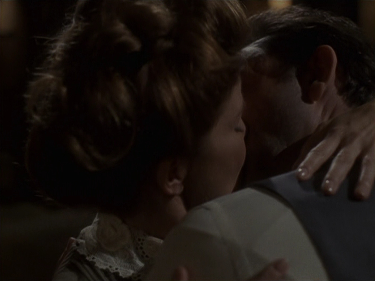 extant_StarTrek_VOY_6x11-FairHaven_02303.jpg