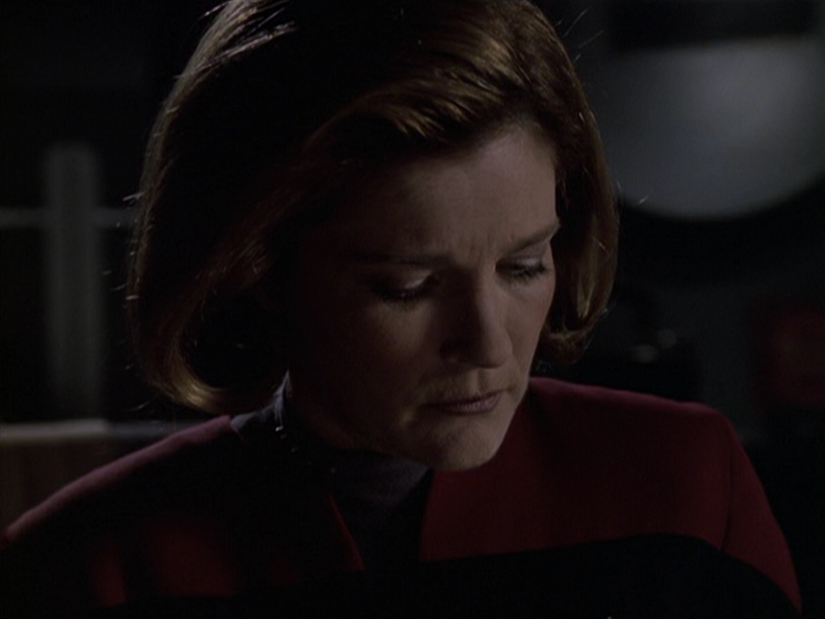 extant_StarTrek_VOY_6x11-FairHaven_02314.jpg