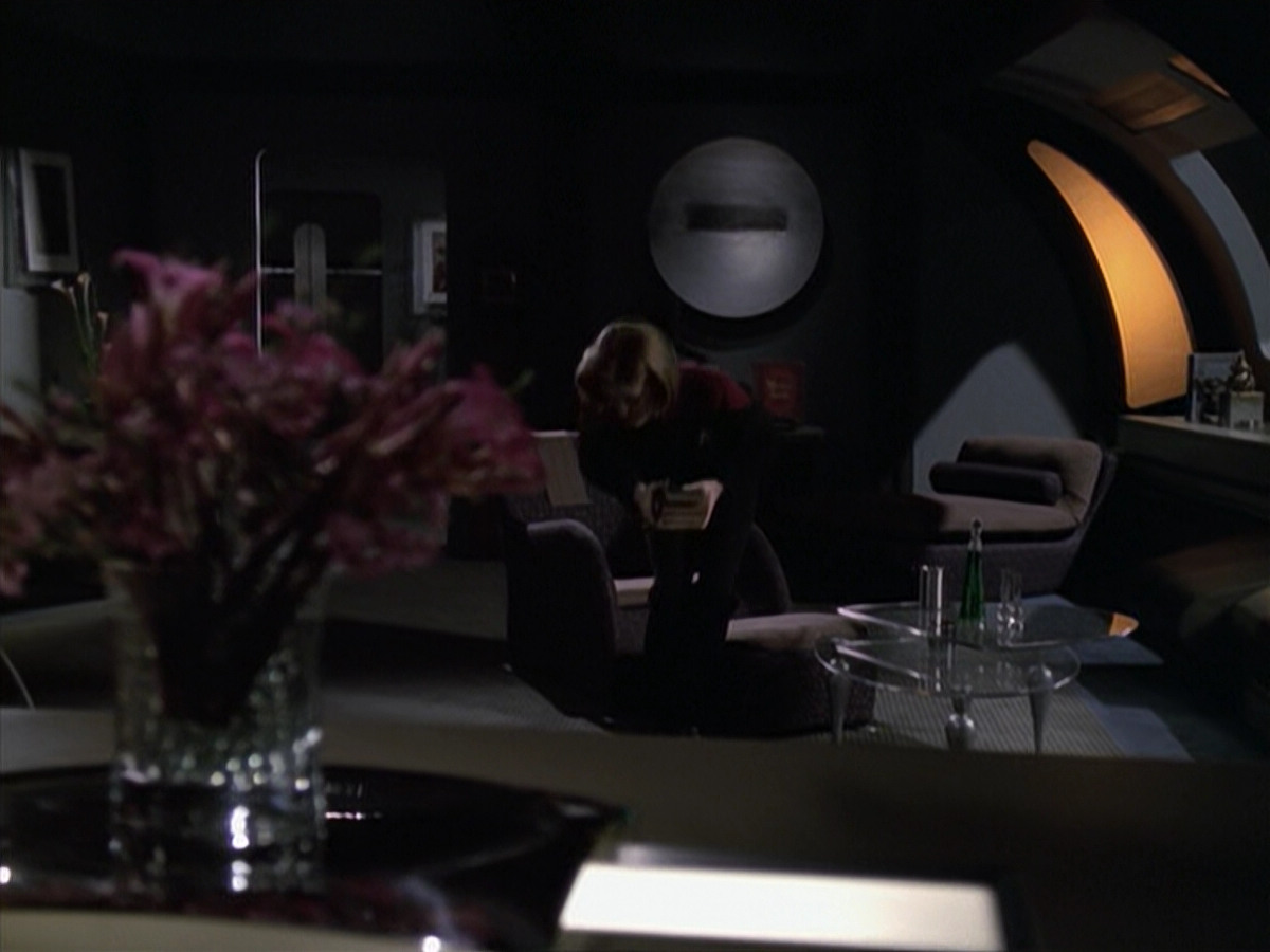 extant_StarTrek_VOY_6x11-FairHaven_02326.jpg