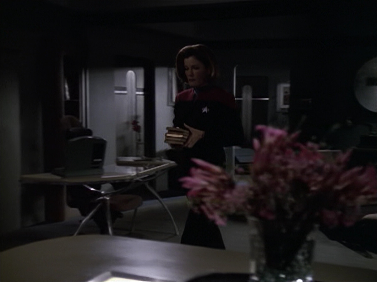 extant_StarTrek_VOY_6x11-FairHaven_02330.jpg