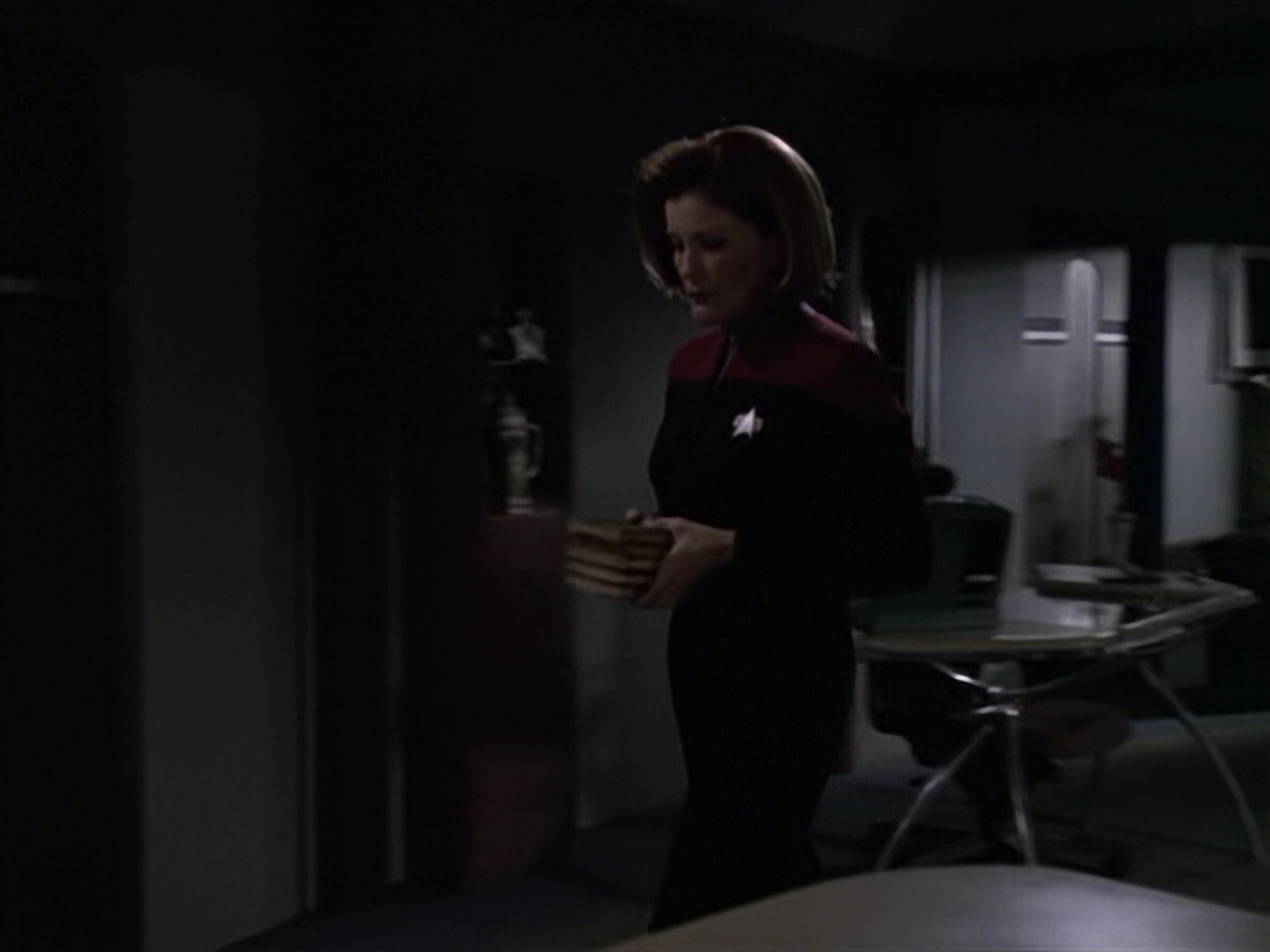 extant_StarTrek_VOY_6x11-FairHaven_02332.jpg
