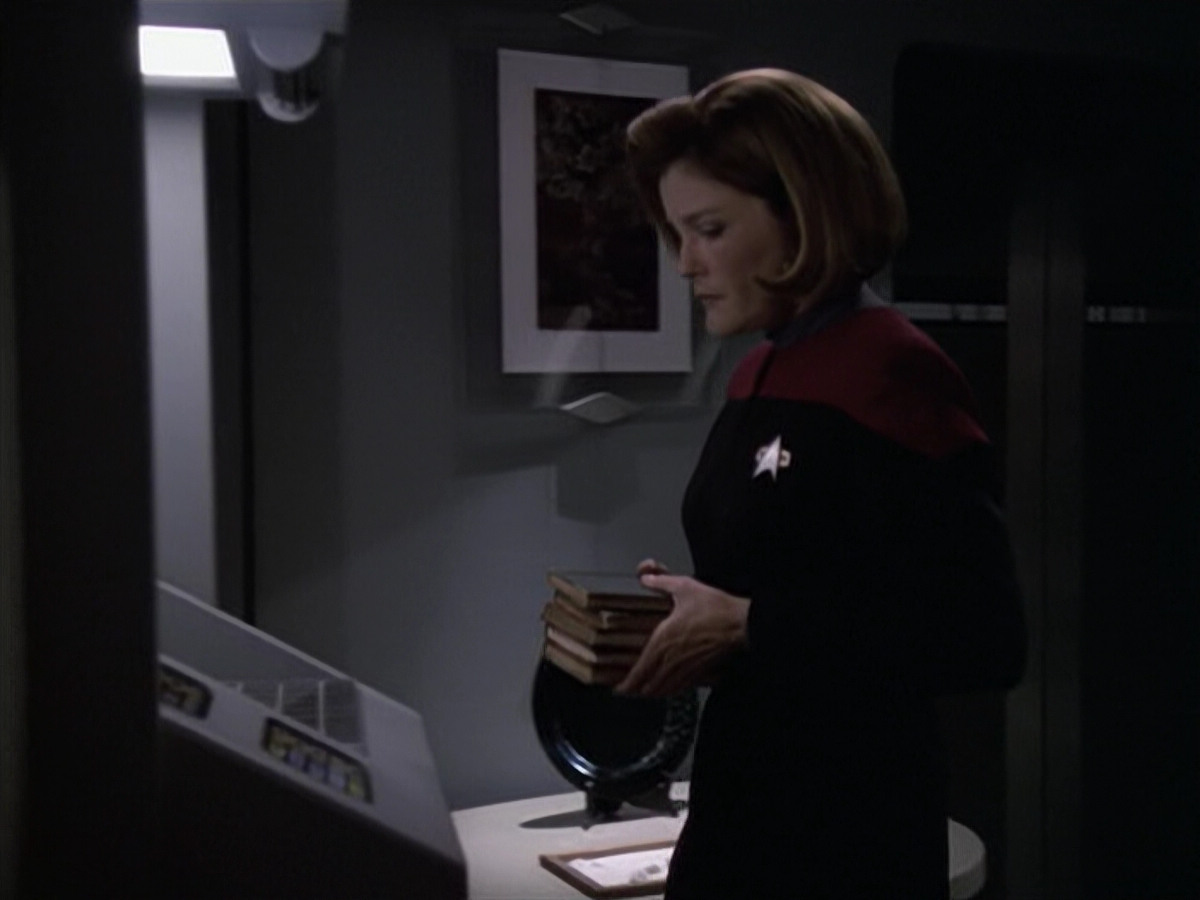extant_StarTrek_VOY_6x11-FairHaven_02335.jpg