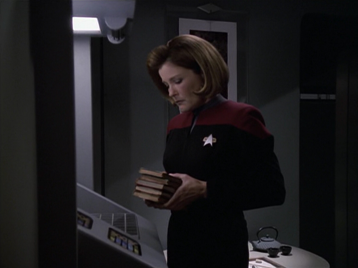 extant_StarTrek_VOY_6x11-FairHaven_02337.jpg