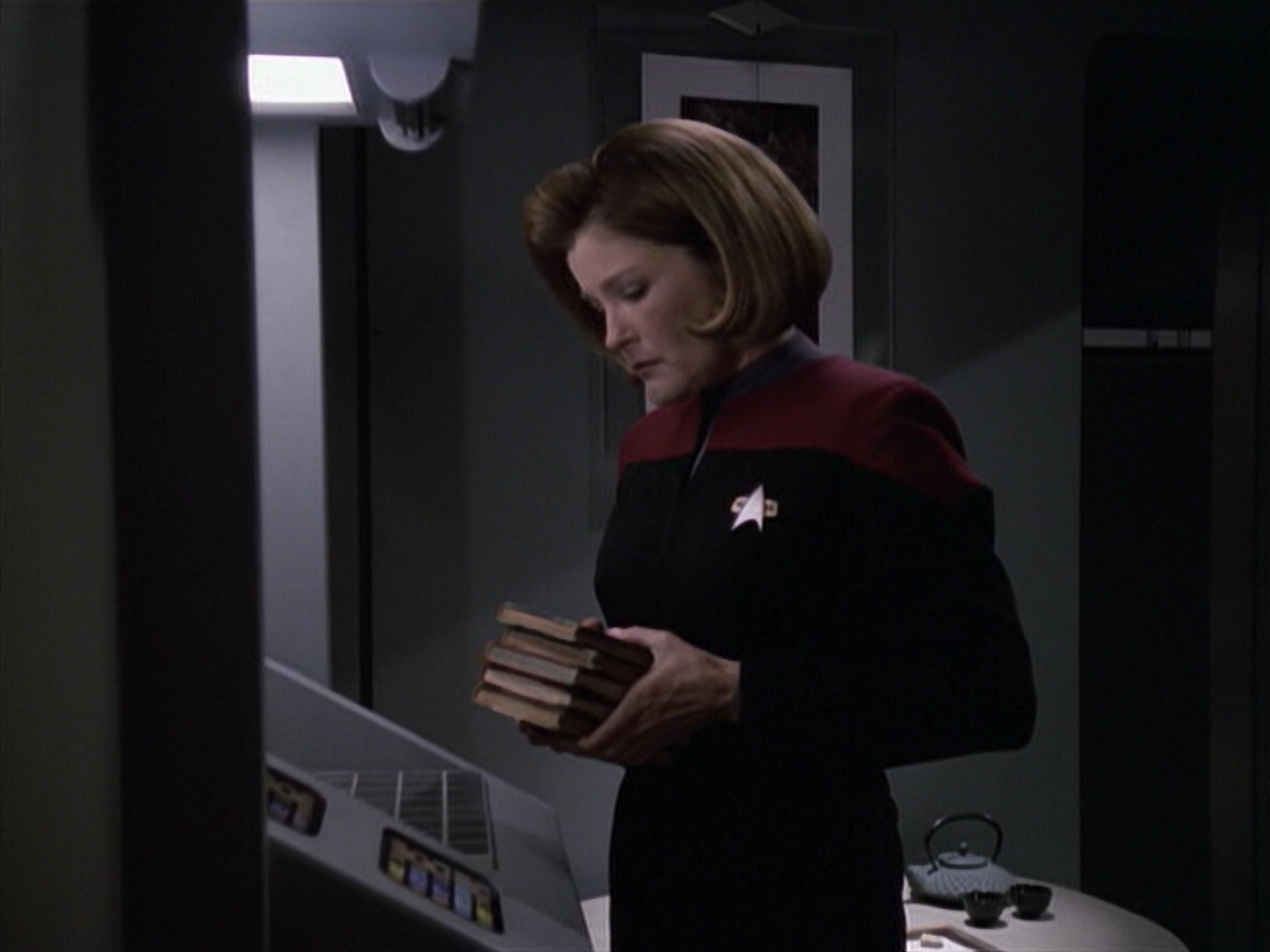extant_StarTrek_VOY_6x11-FairHaven_02339.jpg