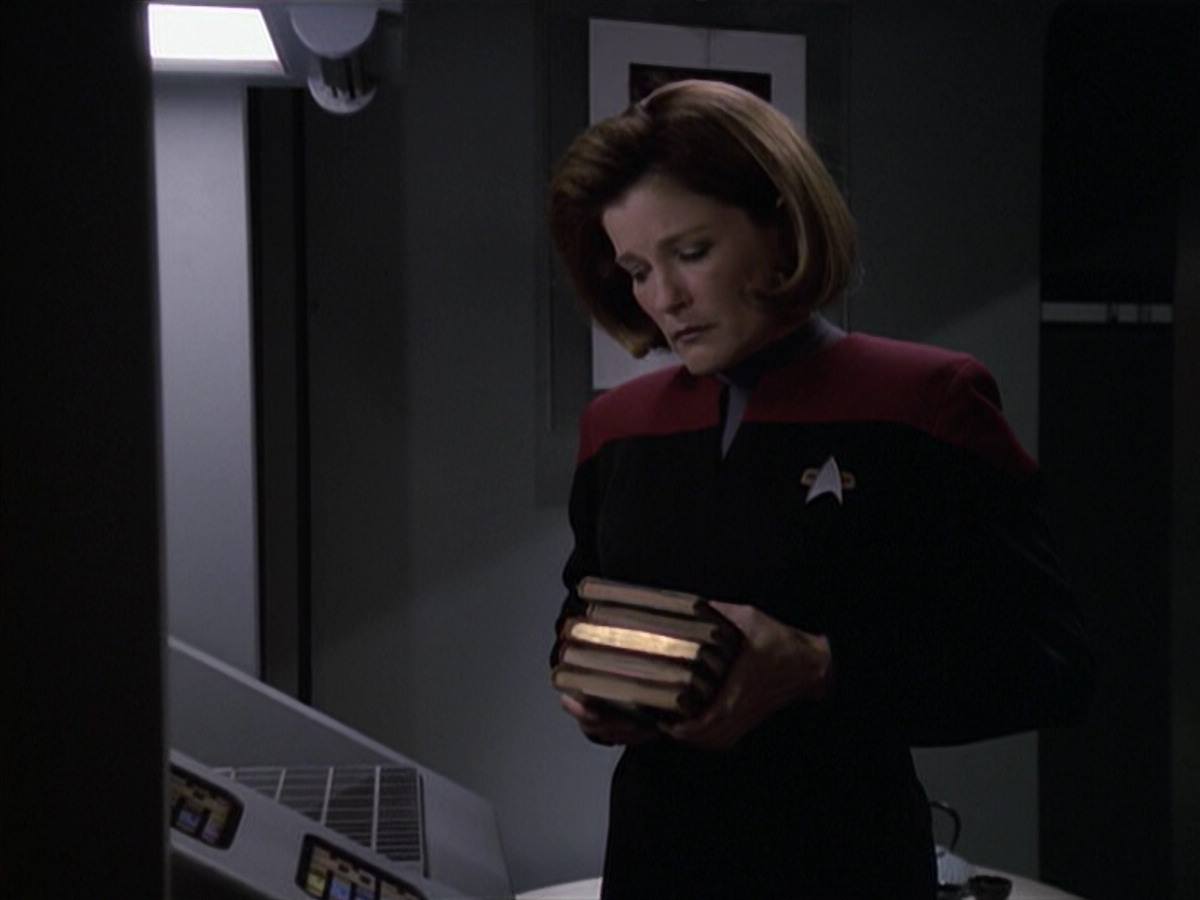 extant_StarTrek_VOY_6x11-FairHaven_02344.jpg