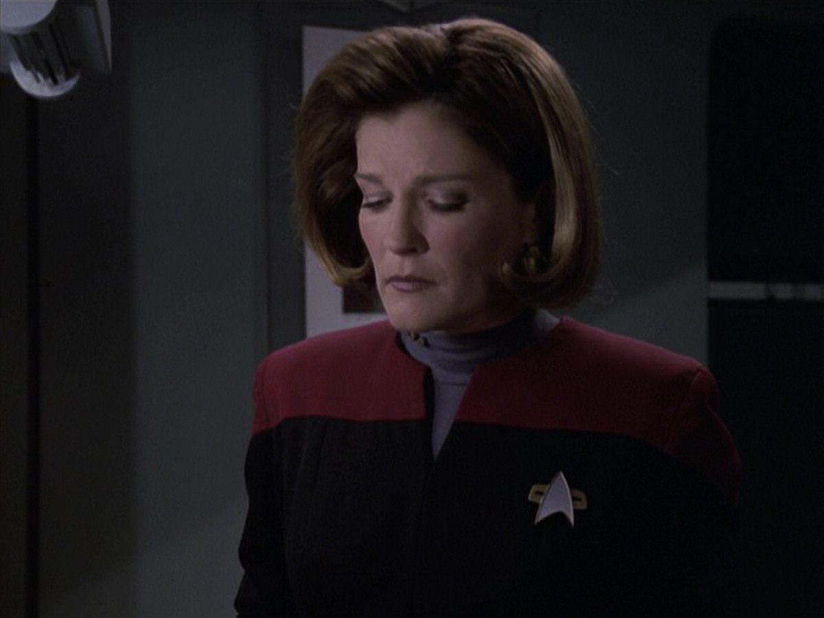 extant_StarTrek_VOY_6x11-FairHaven_02356.jpg