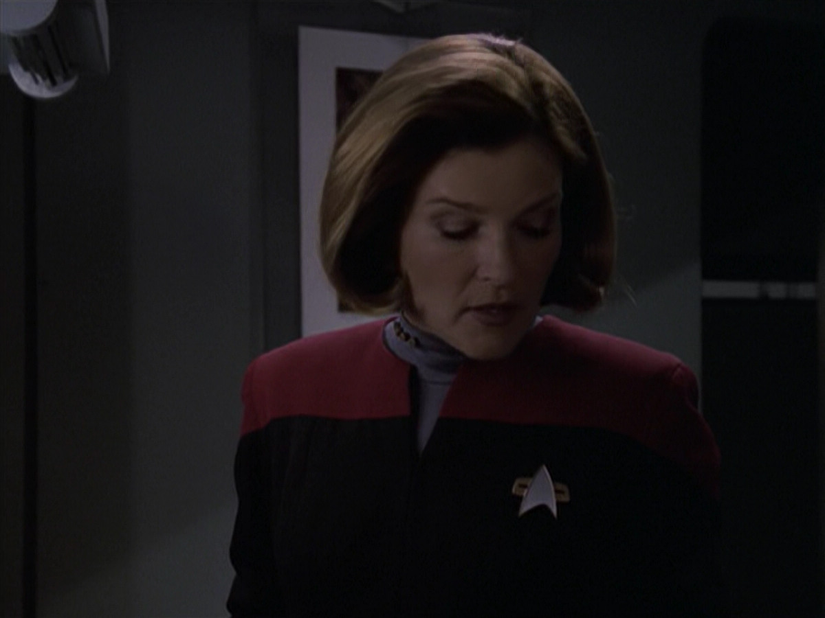 extant_StarTrek_VOY_6x11-FairHaven_02361.jpg