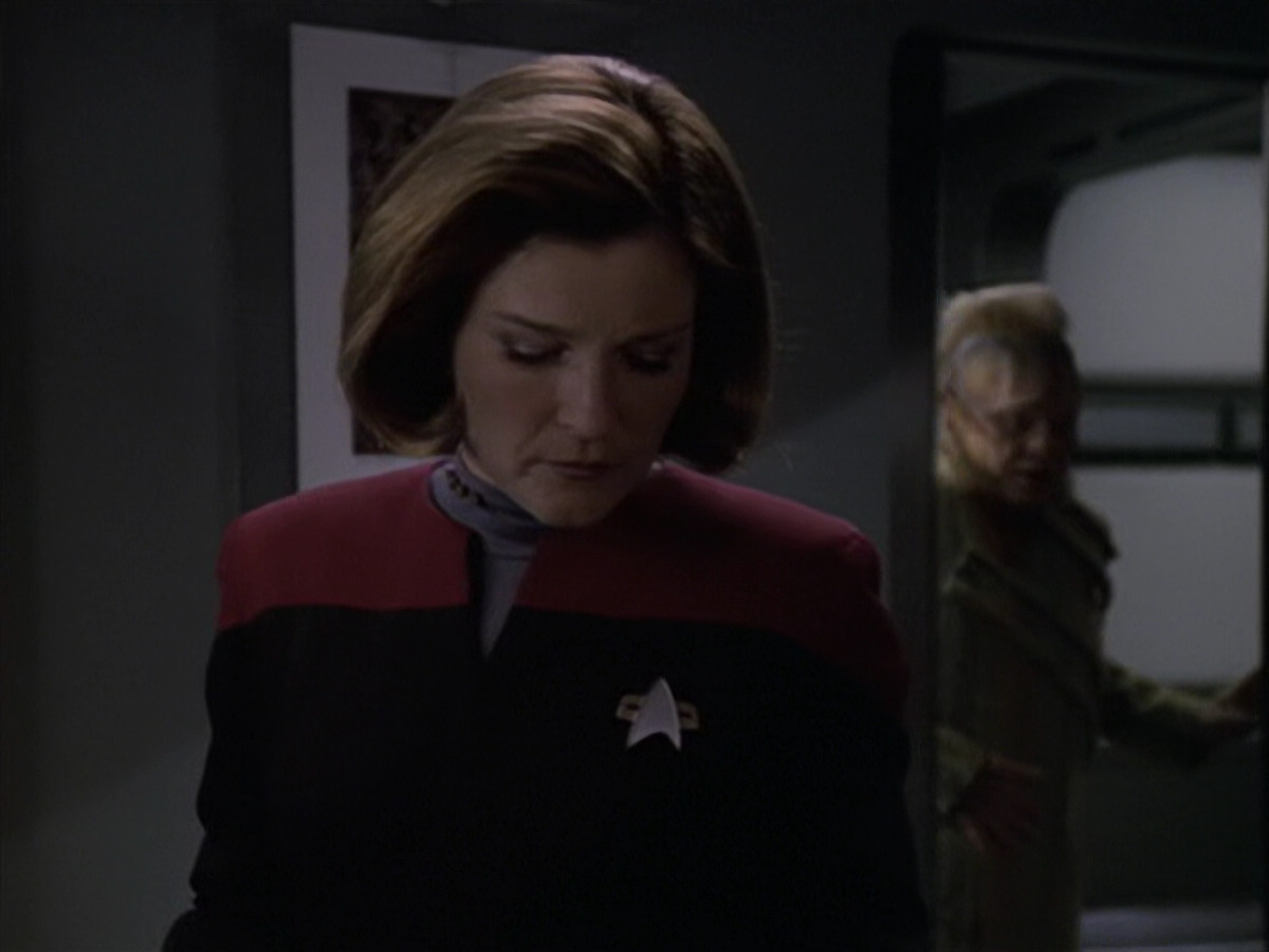 extant_StarTrek_VOY_6x11-FairHaven_02363.jpg