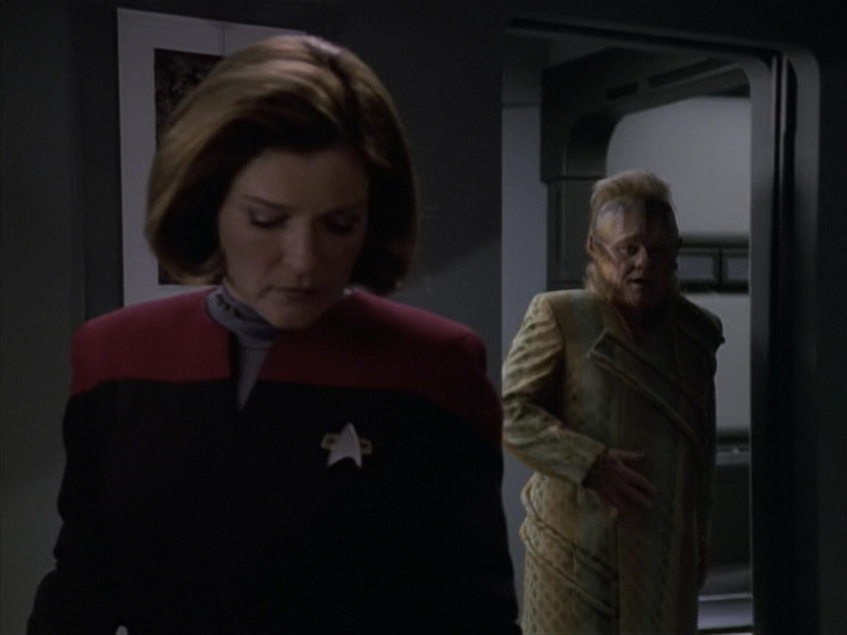 extant_StarTrek_VOY_6x11-FairHaven_02364.jpg