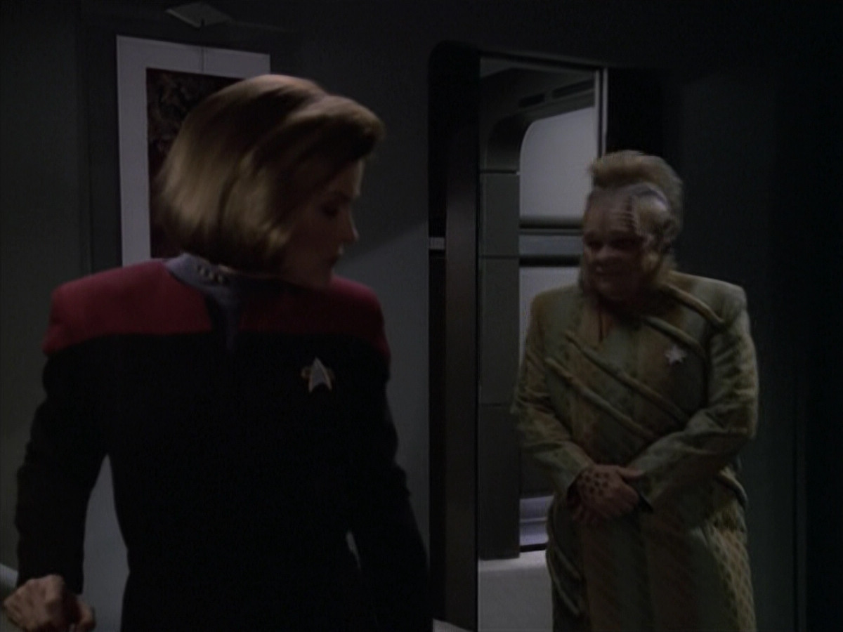 extant_StarTrek_VOY_6x11-FairHaven_02366.jpg